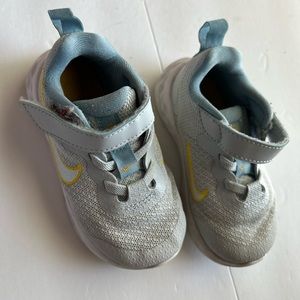 Nike size 6C White and blue Toddler Infant Casual running sneakers DD109…